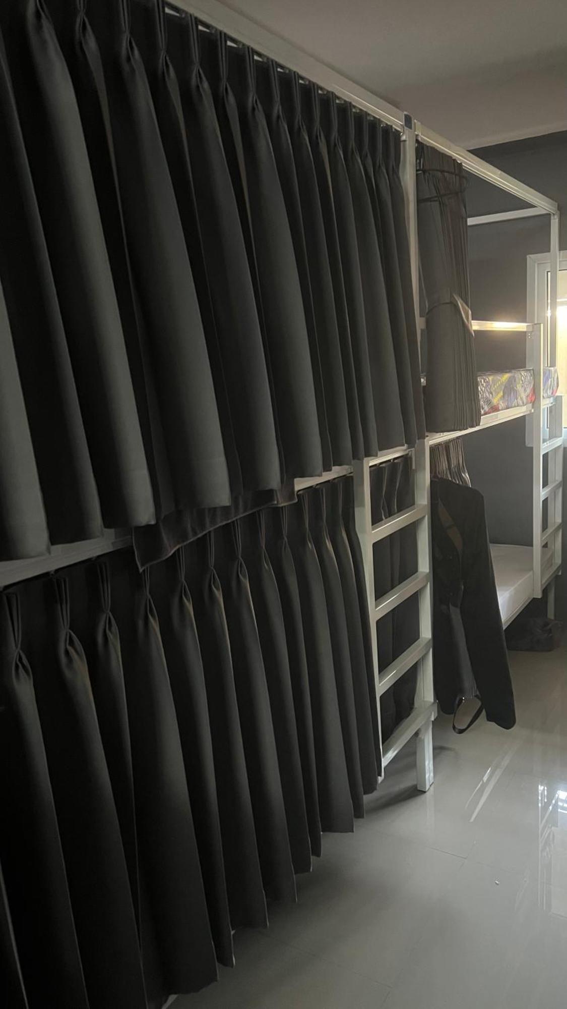 W District Hostel 曼谷 外观 照片